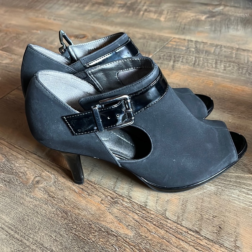 Life Stride Soft System Black Patent and Microsuede Pump